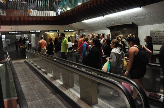 Esteiras rolantes para descongestionar o corredor onde está exposta a imagem da Virgem de Guadalupe, na Cidade do México